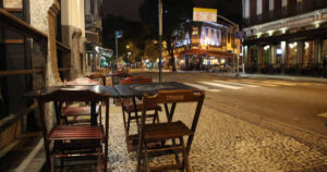 Mesas e cadeiras organizadas em calçada com faixa livre para pedestres no Rio de Janeiro