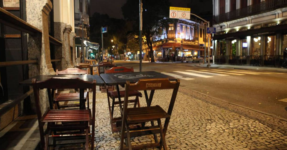 Mesas e cadeiras organizadas em calçada com faixa livre para pedestres no Rio de Janeiro